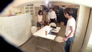 震える脚と溢れる蜜液。清楚なパン屋店員を襲う「膝ガク震えアクメ」の衝撃映像