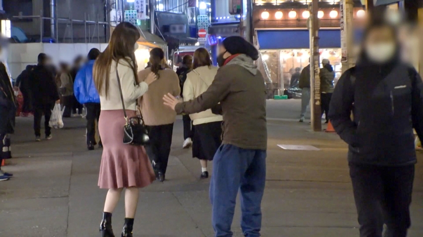 【放送事故級】お天気お姉さん似の遊園地スタッフ27歳が初撮！「断れない…」と言いつつ、ベテランの指使いに悶絶・絶叫！