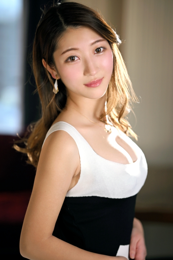 清楚な佇まいに隠した「本音」。強烈なピストンに敏感肌が震え、快感の絶頂で乱れ狂う一夜
